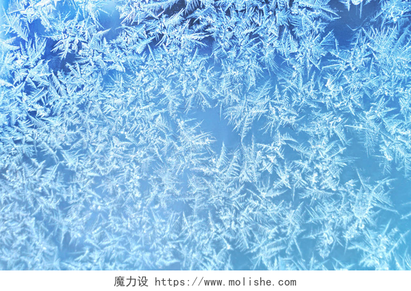 蓝色的不规则冰花背景窗台背景上结冰的冰花